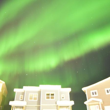 Aurora Deluxe Guest House Йеллоунайф Экстерьер фото